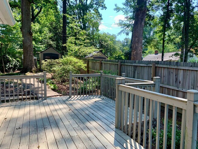 Building Photo - Spacious 3 Bedroom Near Grimsley High School