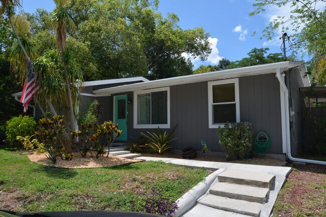 Front Entrance - 139 E 8th St