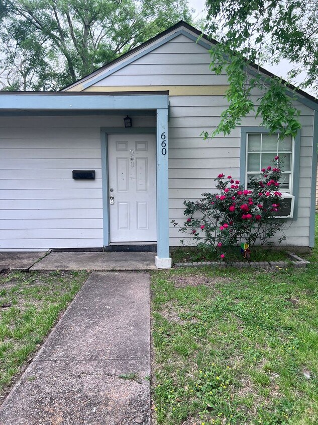 660662 E Irby St Unit 660, Beaumont, TX 77705 Room for Rent in