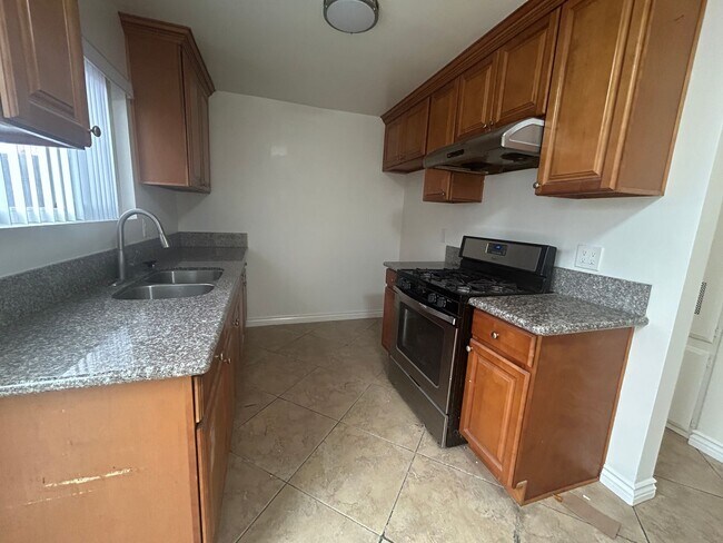 Foto del edificio - Spacious 2bed 1.5bath Apartment near Beach Blvd & Talbert Ave