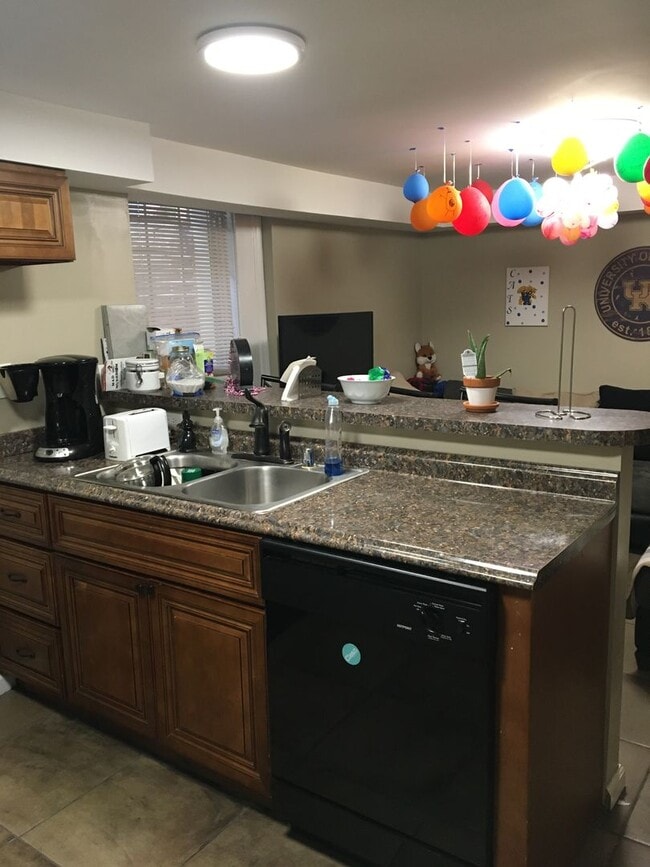 Building Photo - SHOWINGS AVAILABLE - Historic Apartment Bu...