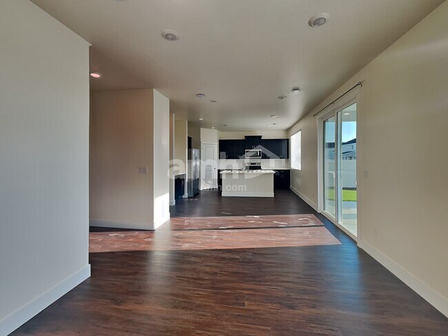 Building Photo - 1066 S Jillian Avenue