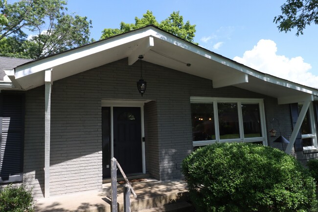 Building Photo - 902 Neuhoff Ln