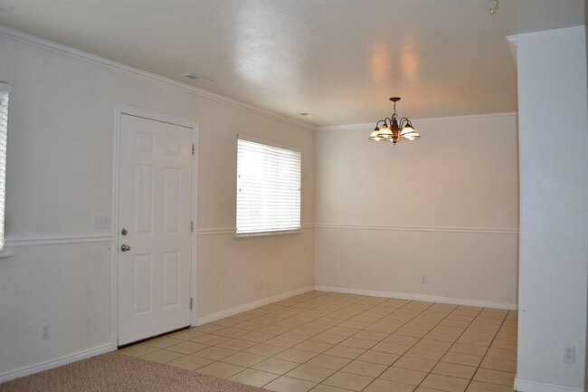 Building Photo - Nice Size Ogden 3 Bedroom Townhouse!