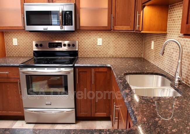 Building Photo - 206 E 4th St