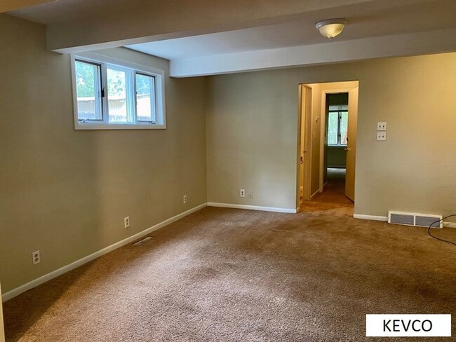 Building Photo - Huge House Perfect for Roommates