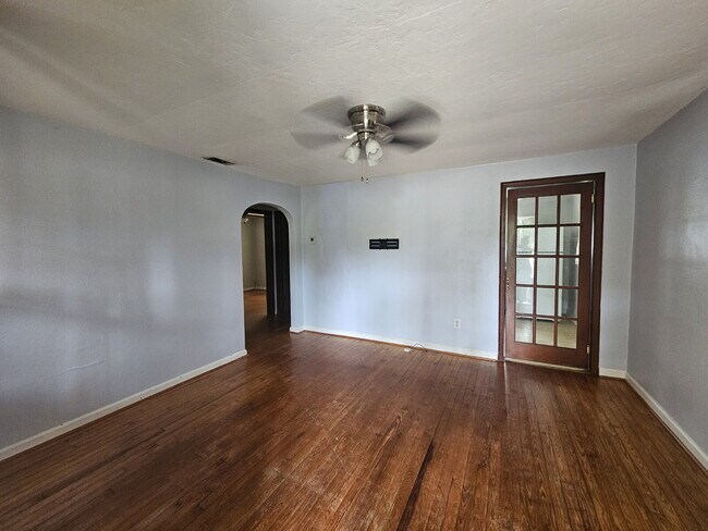 Foto del edificio - "Charming 2-Bedroom Home with Gleaming Hardwood Floors Ready for Move In!