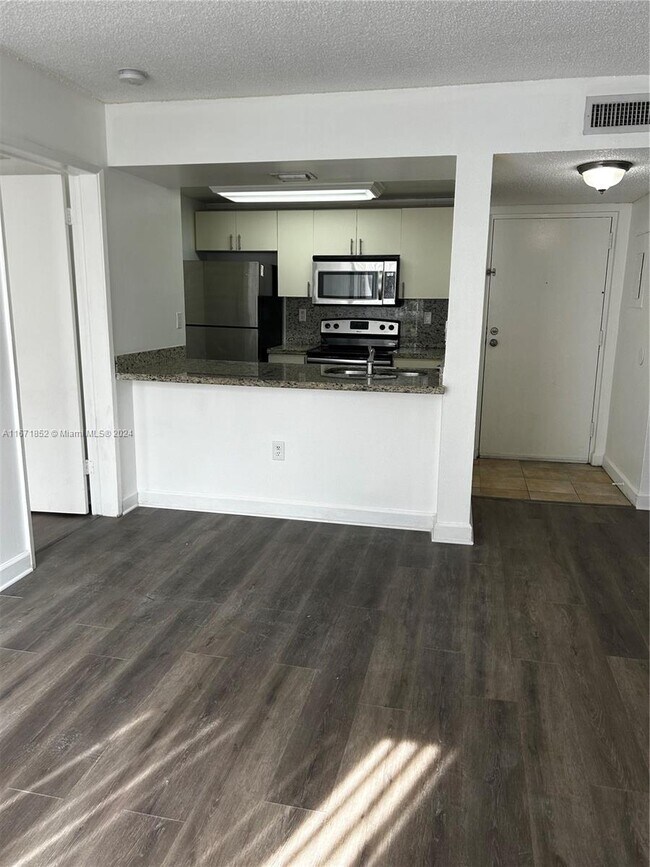 Foto del edificio - 6955 NW 186th St