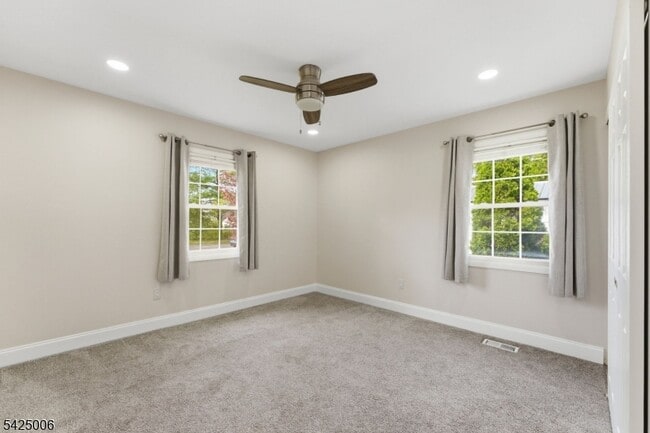 Foto del edificio - 3 Cypress Rd