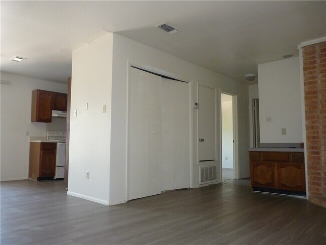 Building Photo - 601 Bracewood Cir