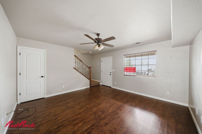 Foto del edificio - Conveniently Located 3 Bedroom 2.5 Bathroom Townhome