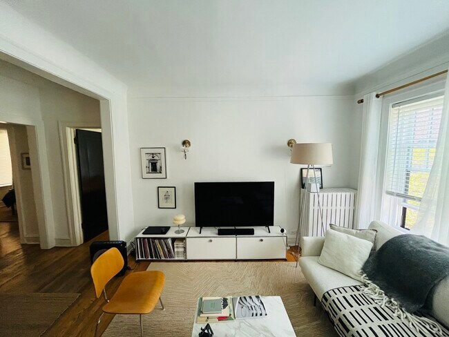 Foto del edificio - 726 Hinman Ave