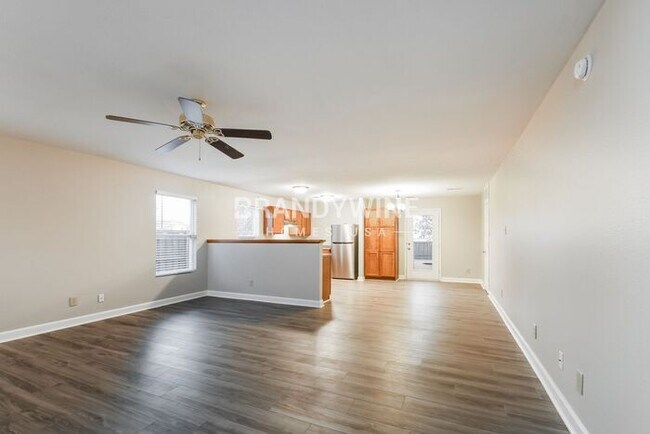 Foto del edificio - Full Privacy Fenced Yard in Greenfield