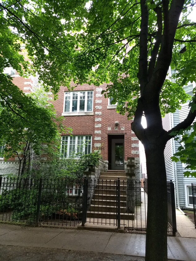 Foto principal - 1229 W Roscoe St
