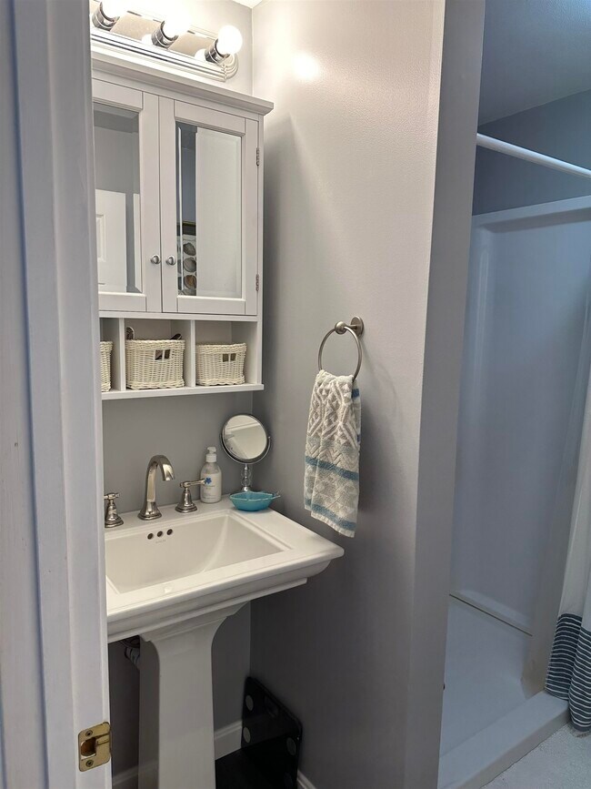 Foto del edificio - 208 Long Pond Rd