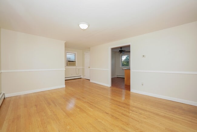 Foto del edificio - 142 Maple Ave