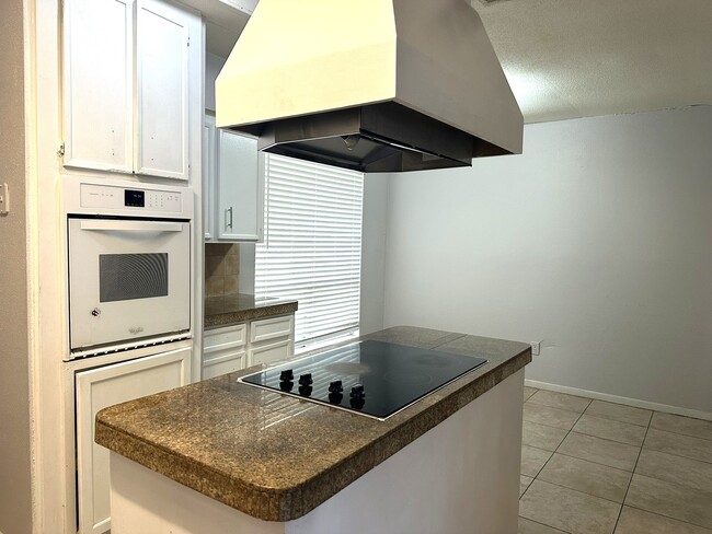 Building Photo - 926 Summers Dr