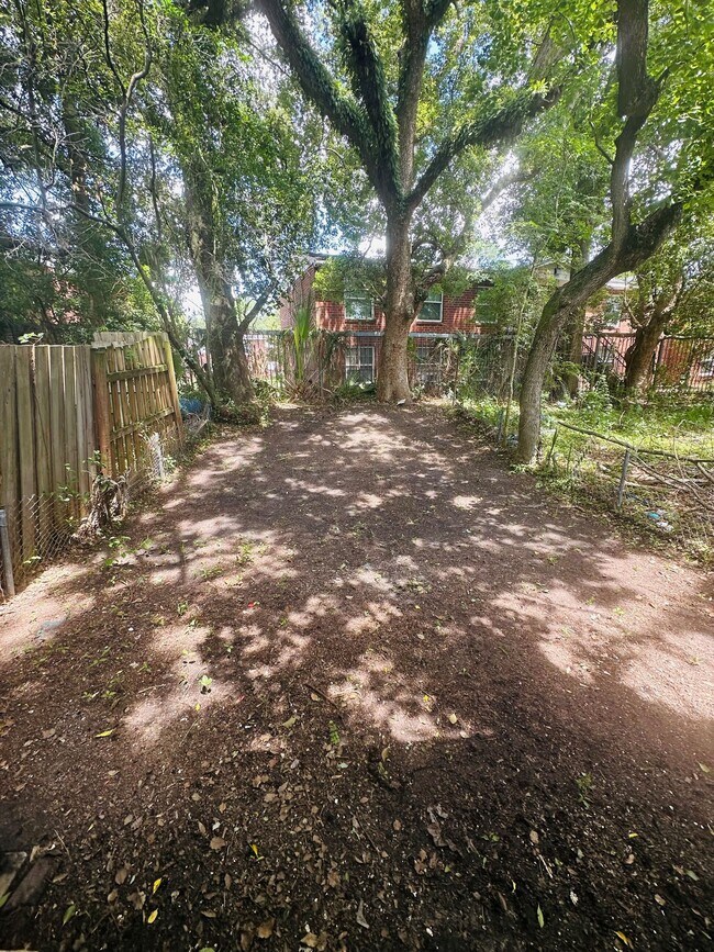Building Photo - 7047 Ken Knight Dr E