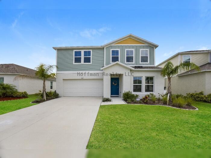 Foto principal - Spacious 5-Bedroom Home in Amenity-Rich Tr...