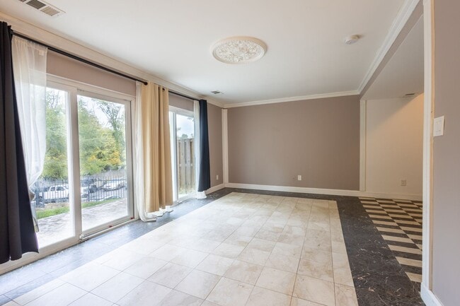 Building Photo - Lovely 3 BR/2.5 BA EOG Townhome in Silver ...