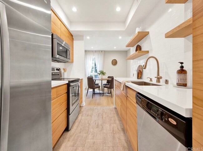 Kitchen & dining room - 1262 S Barrington Ave