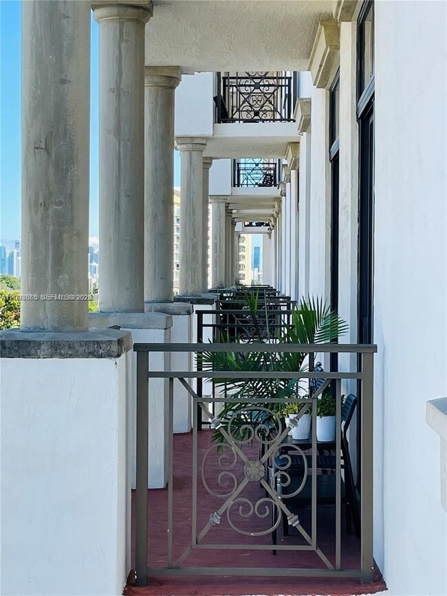 Foto del edificio - 1805 Ponce de Leon Blvd
