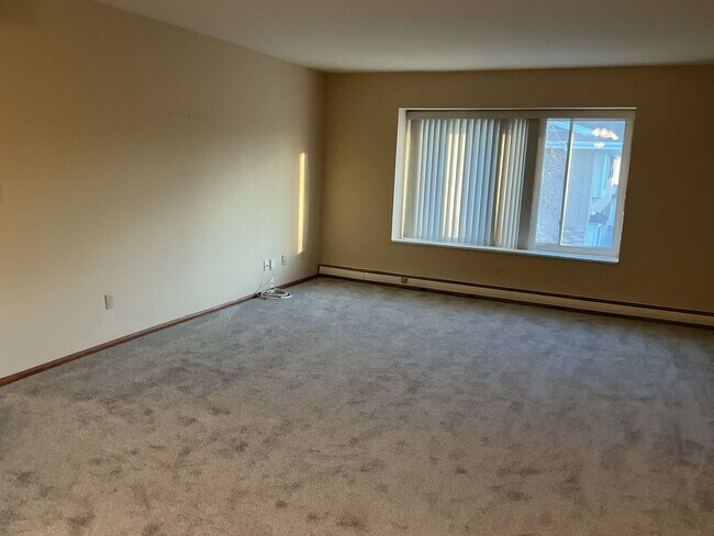 Foto del edificio - Spacious 2BR/1.5BA 2nd Floor Apartment in Brown Deer – Heat & Hot Water Included, Pool & Undergro...