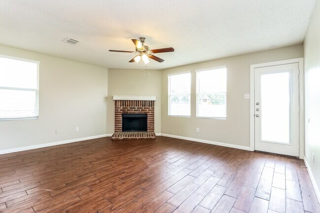 Foto del edificio - 16549 Jasmine Springs Dr