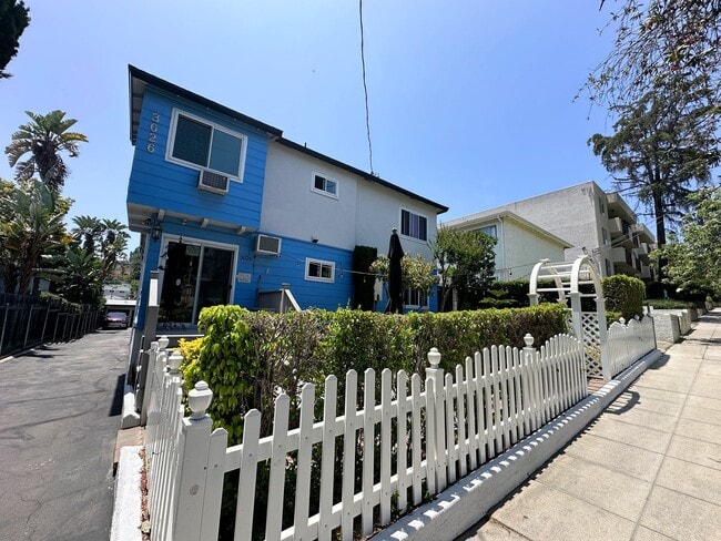 Building Photo - Corner 1 Bedroom Apartment in Los Feliz!