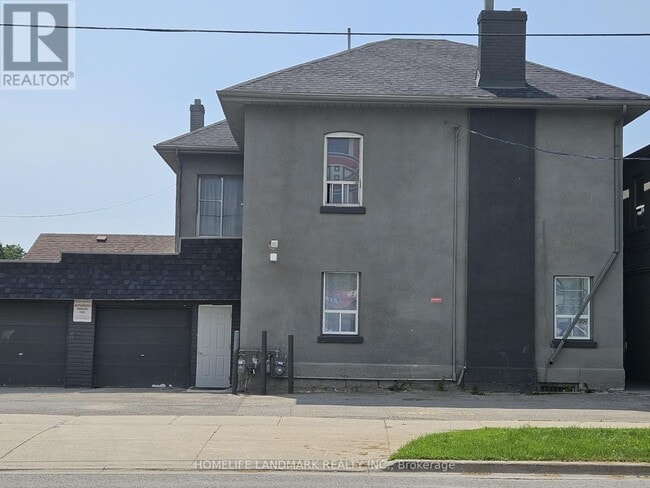 Building Photo - 451 Simcoe St S