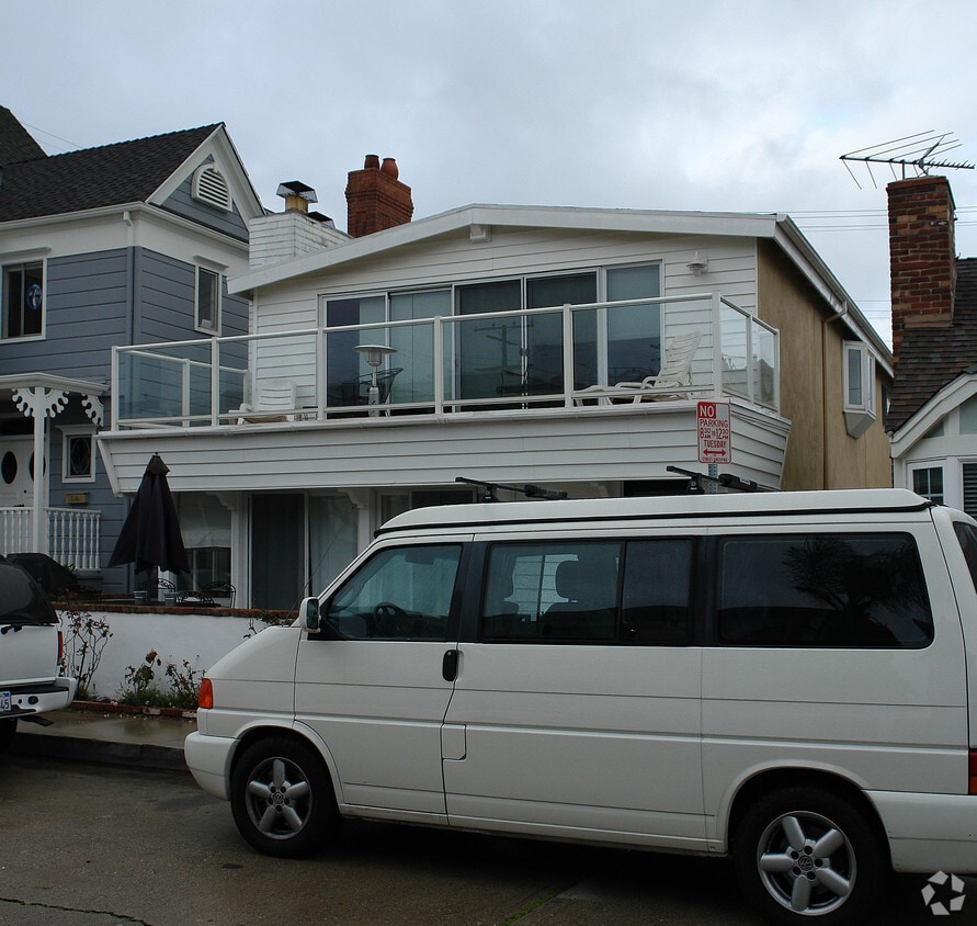 111 Diamond Ave, Newport Beach, CA 92662 Apartments in Newport Beach