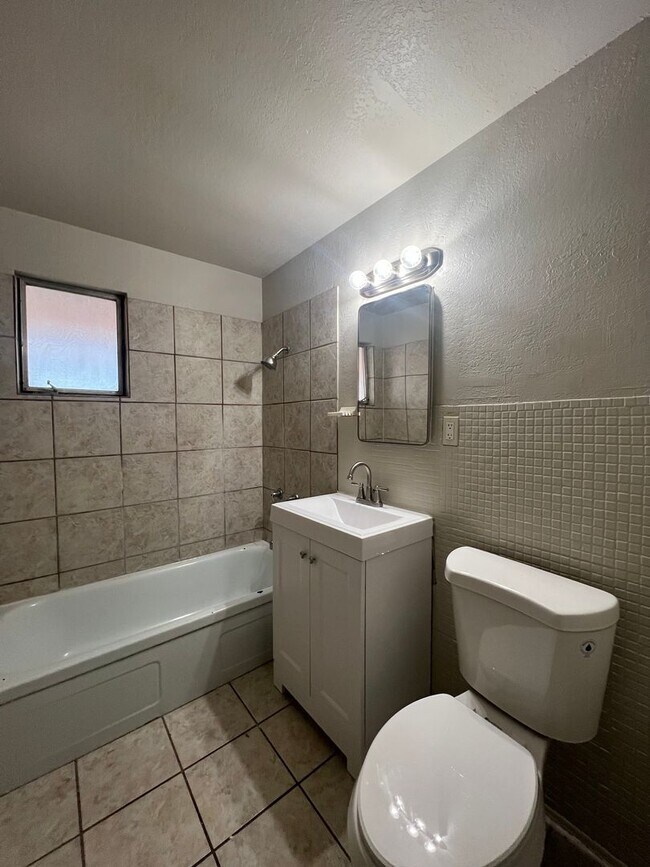 Building Photo - 1020 Taos Dr