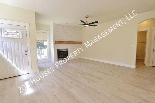 Building Photo - Immaculate Single-Level Home
