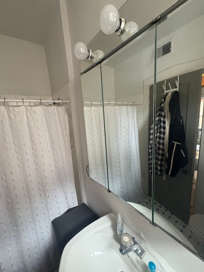 Foto del edificio - 3720 N Sheffield Ave