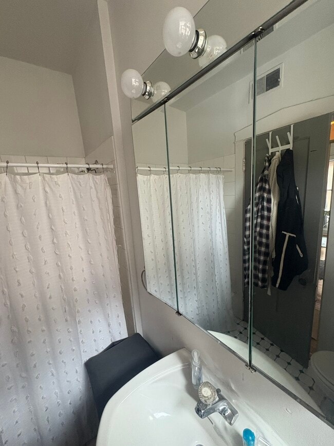 Building Photo - 3720 N Sheffield Ave