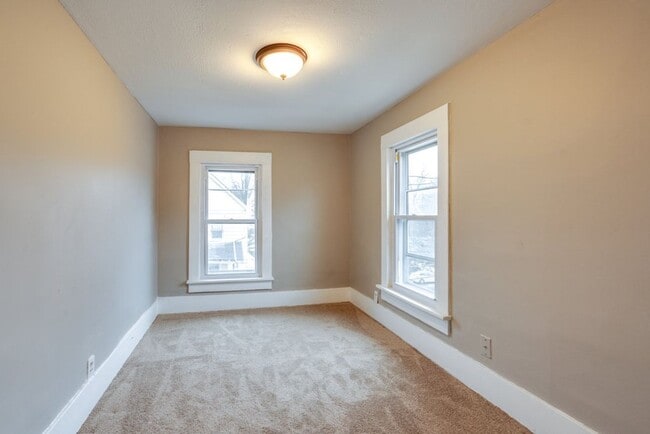 Building Photo - Spacious 3 Bedroom Akron Home