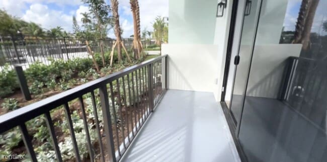 Building Photo - 2 br, 2 bath Condo - 3060 NE 6th Ave. 403