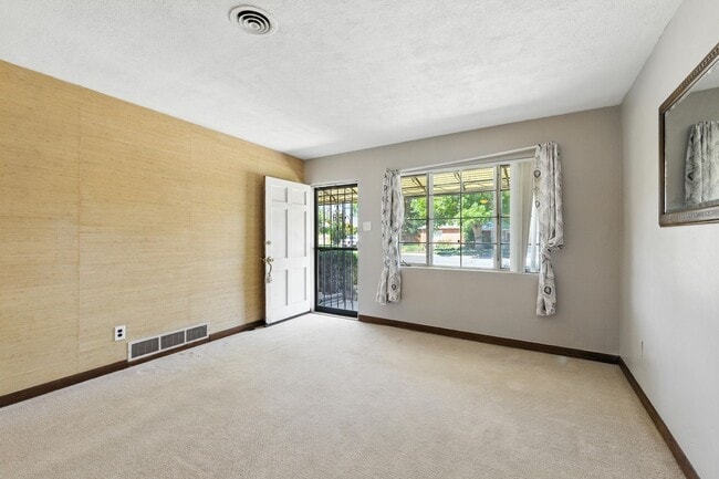 Foto del edificio - 3 Bedroom / 2 Bathroom Home With Large Bac...