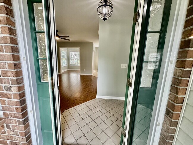 Foto del edificio - Bright and Airy Three Bedroom Home in Lake...