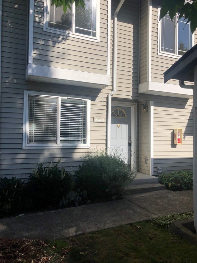 Foto principal - Large Mountlake Terrace Townhouse