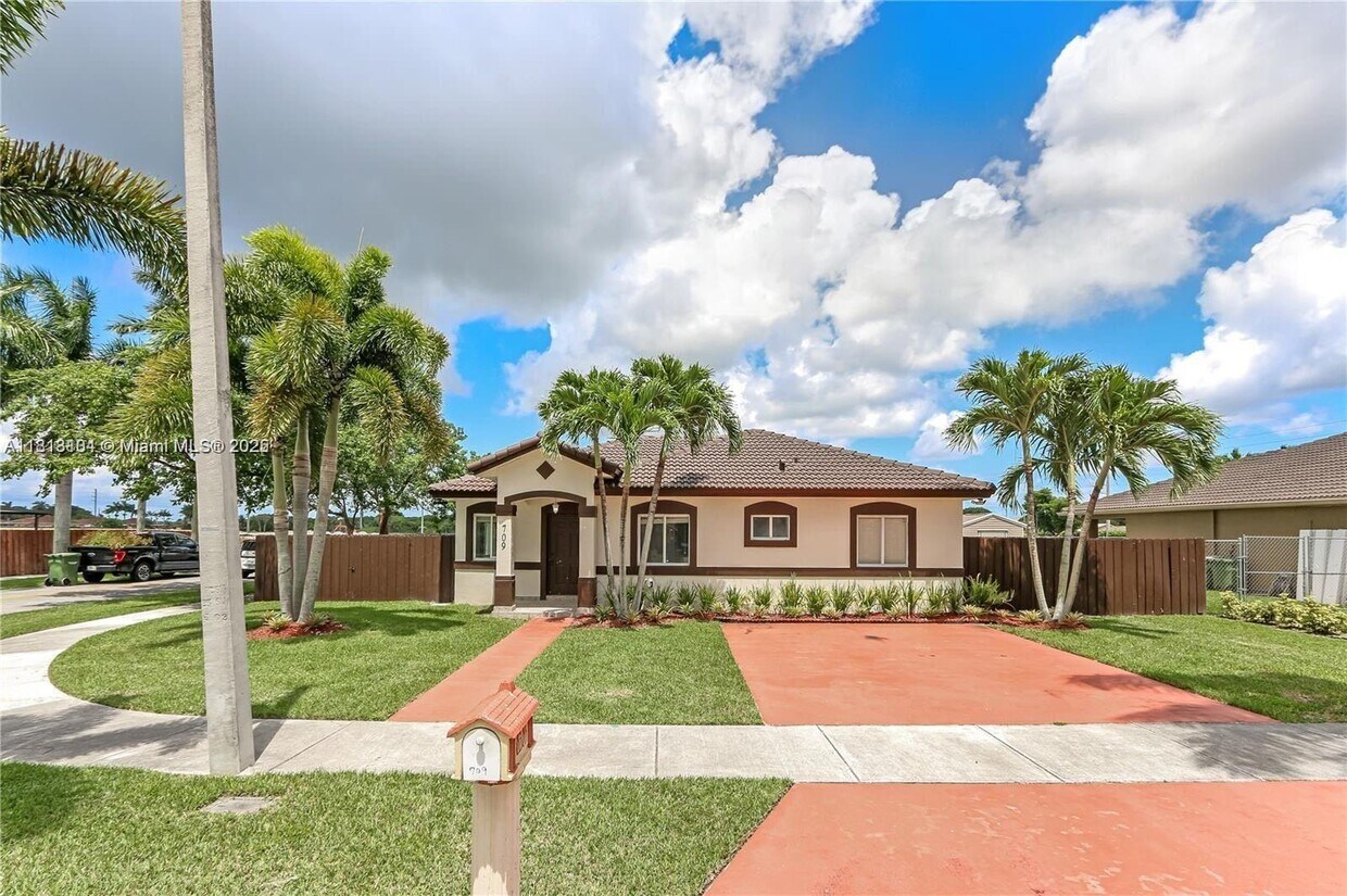 Foto principal - 709 SE 14th Pl