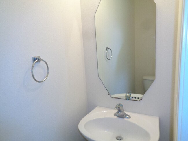 Foto del edificio - Beautiful 3BR Townhome in Villas of Oakwood Glen – Klein ISD