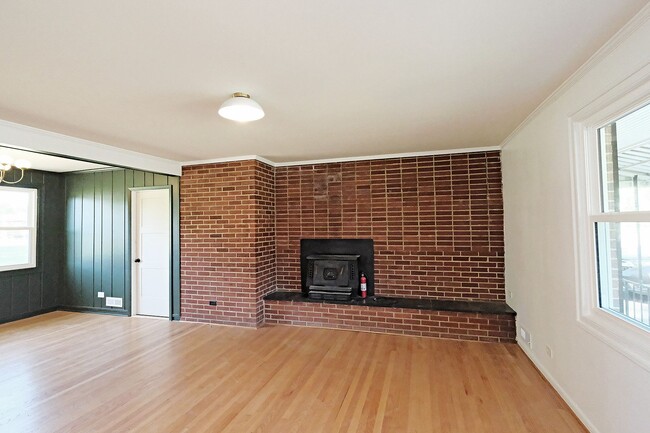 Building Photo - Updated Pet-Friendly Home - Walkable to Downtown Crozet!