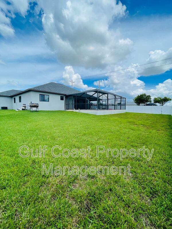 Building Photo - 2100 SW 41st St