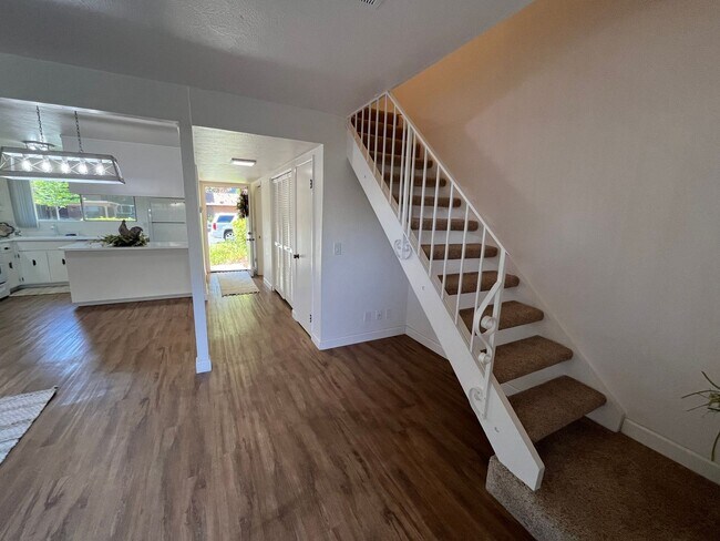 Foto del edificio - Charming 2-Story Condo on Greenbelt-$500 O...