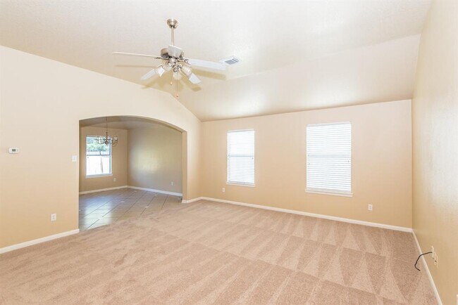 Building Photo - 2025 Briar Grove Dr