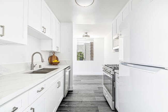 Foto del edificio - 1751 S Bentley Ave