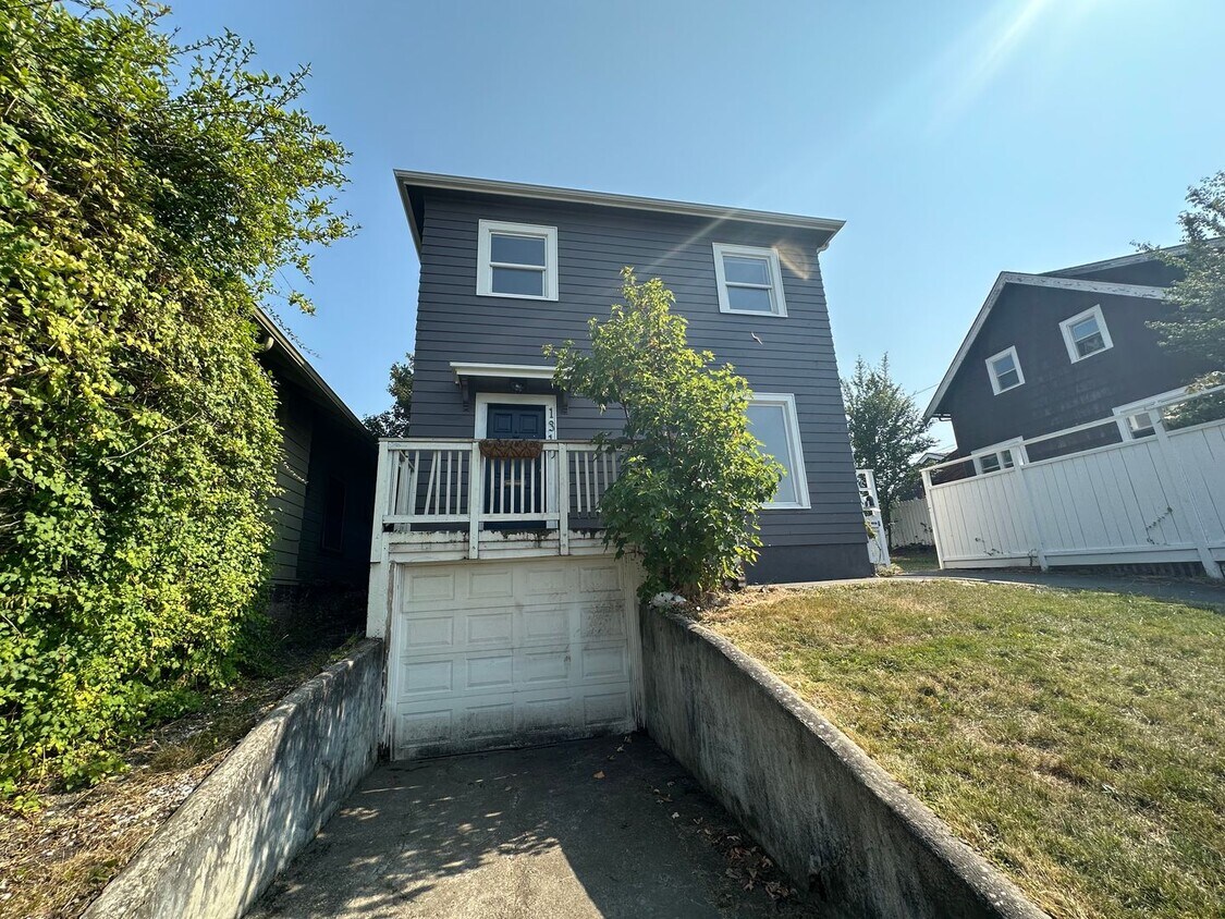 Foto del edificio - 8 Bedroom House close to Downtown and WWU