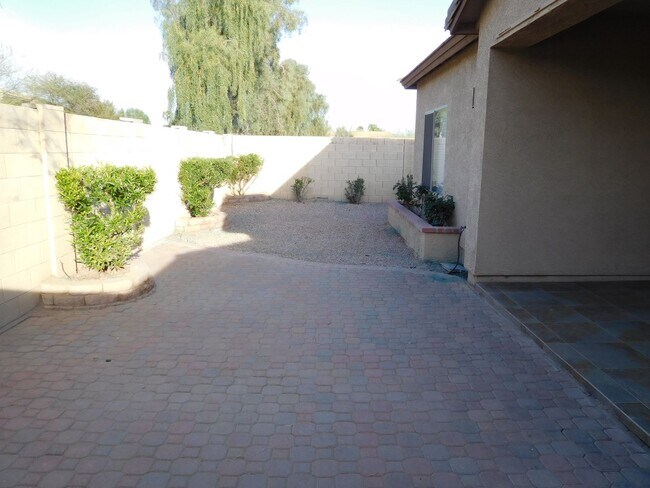 Building Photo - Welcome to this charming 3 bedroom, 2 bath...