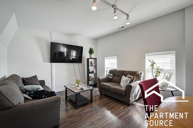 Building Photo - 2022 S Throop St